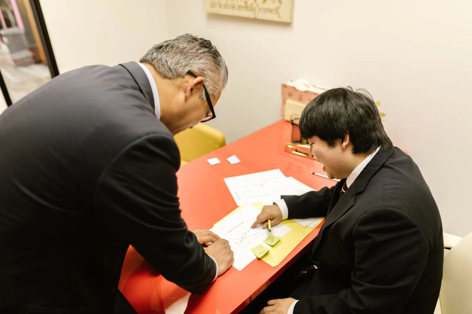 広告の配信設定を書類で確認している担当者